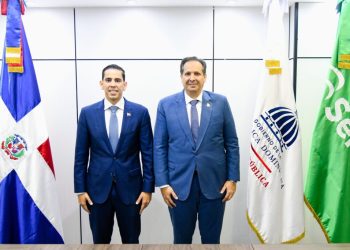 Víctor Atallah juramenta a Edward Guzmán como nuevo director ejecutivo de SeNaSa
