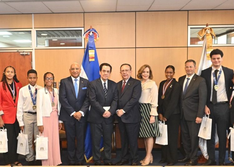 Valdez Albizu recibe al embajador Tony Raful y a estudiantes dominicanos destacados en España