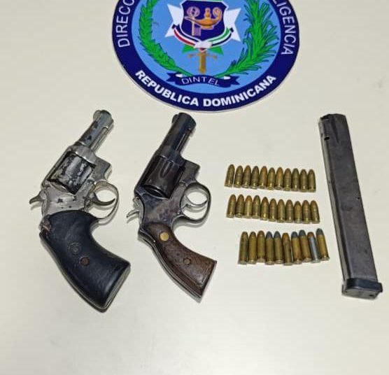 Policía decomisa armas ilegales y 85 tarjetas SIM en operativos en Santiago