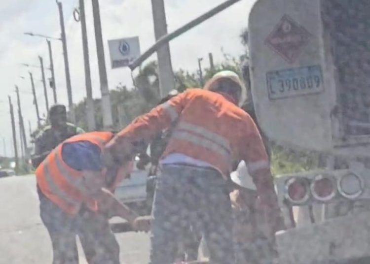 Fuerte taponamiento vehicular en la avenida Ecológica tras accidente de camión cisterna