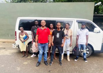 Ejército detiene chofer y cobrador de minibús que transportaban a extranjeros indocumentados en Valverde