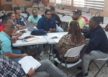Dirección Distrital 03-01 de Azua se reúne con presidentes de la ADP en víspera del año escolar