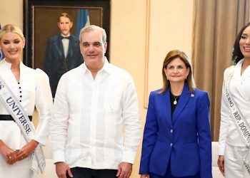 Abinader recibe a Miss Universo y Miss República Dominicana en el Palacio Nacional