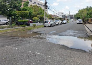 Aguas negras inundan la calle Eugenio Deschamps en Los Prados