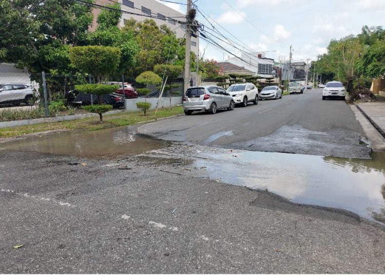 Aguas negras inundan la calle Eugenio Deschamps en Los Prados