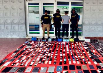 PN y Ministerio Público incautan más de 240 celulares y equipos electrónicos en allanamiento en Santiago