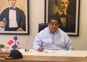 Alcalde Rafael Hidalgo prohíbe armas de fuego en las Fiestas Patronales Azua 2025