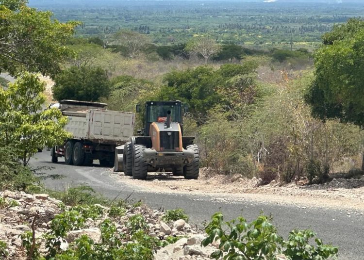 MOPC desarrolla jornada de habilitación en la carretera Los Negros – Barreras, Azua