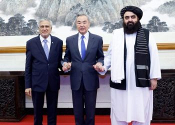 Talibanes y Pakistán tratan comercio y tránsito de personas en cumbre trilateral con China