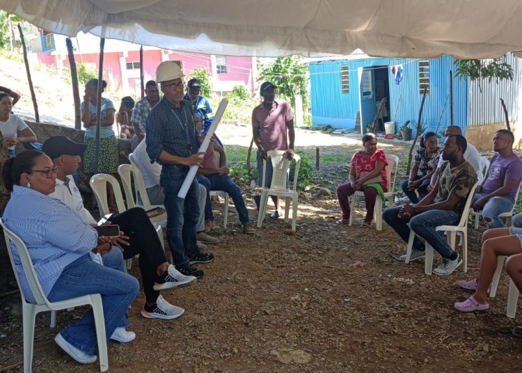 Edeeste despliega equipos comunitarios para explicar causas de apagones y garantizar mejoras en el servicio