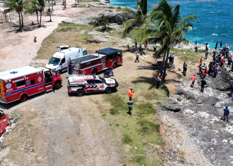 911 coordina rescate de persona cayó al mar junto al carro que conducía en el malecón