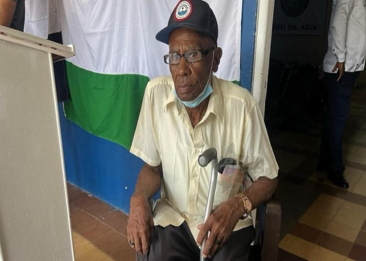 Anciano denuncia ser víctima de robo de 30 mil pesos en Sabana Yegua