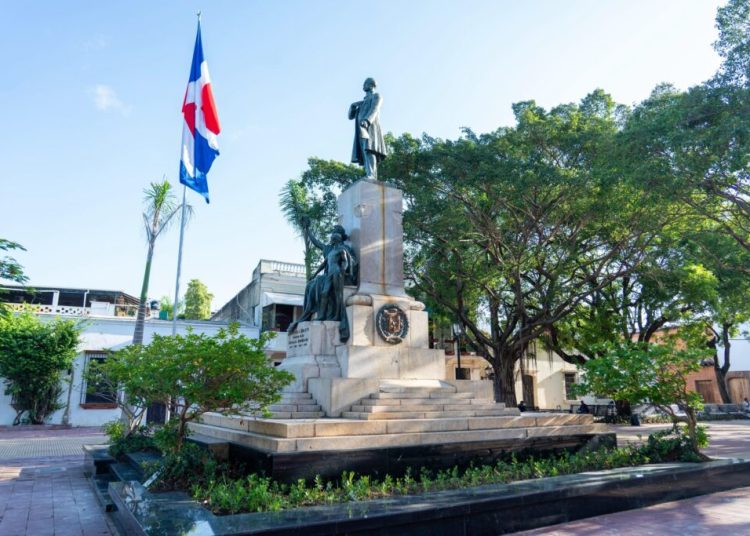 Ministerio de Turismo rescata espacios públicos y monumentos en la Ciudad Colonial