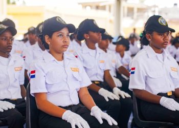 Policía Nacional gradúa a 250 jóvenes en programa comunitario en Santo Domingo Este