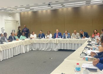 Ministro de Hacienda se reúne con diputados para analizar presupuesto complementario