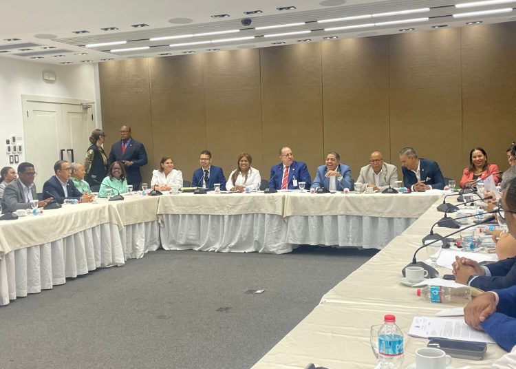 Ministro de Hacienda se reúne con diputados para analizar presupuesto complementario