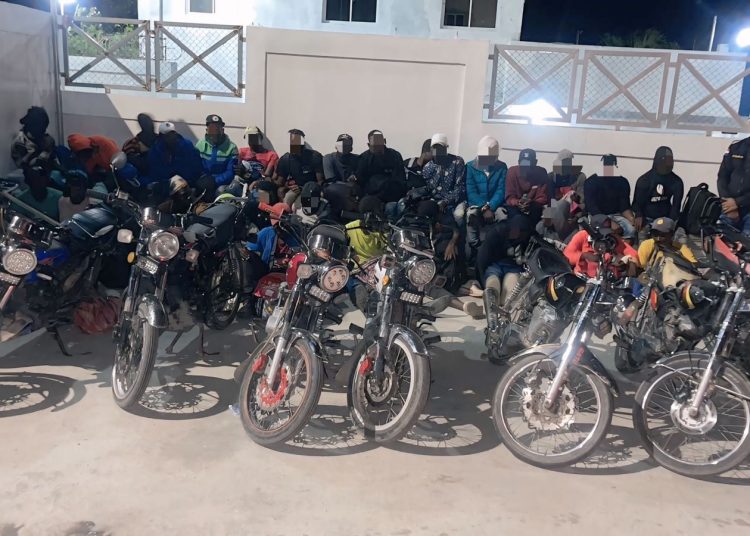 DGM detiene grupo de motoristas indocumentados en las proximidades de Azúa