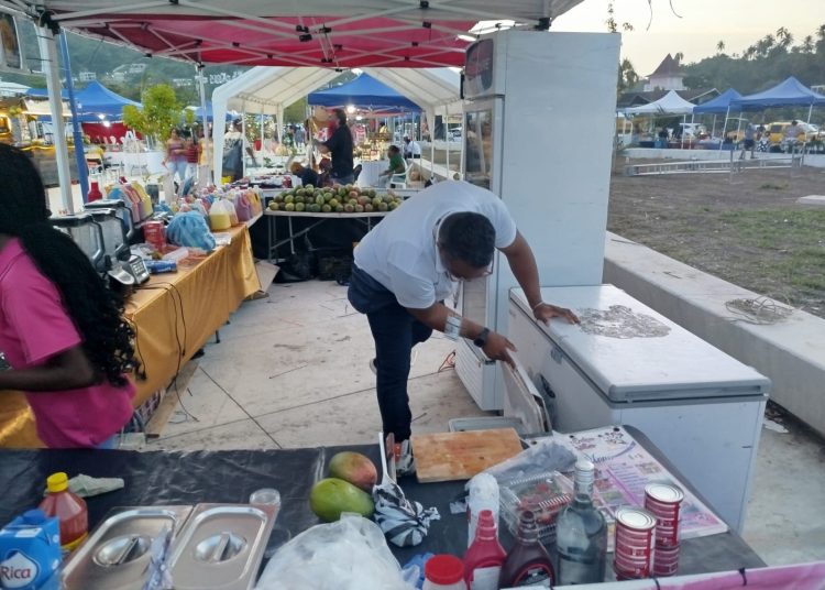 Salud Pública supervisa negocios de gastronomía en el Festival del Coco en Samaná
