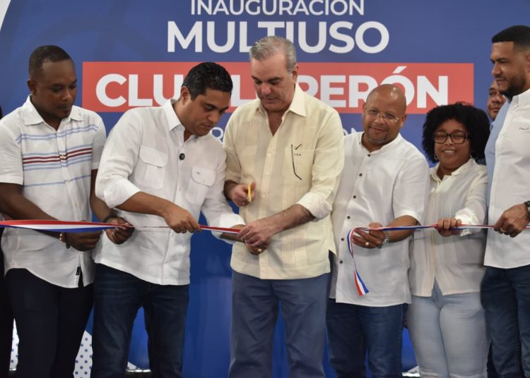 Presidente Abinader y ministro Kelvin Cruz entregan Multiuso Club Luperón