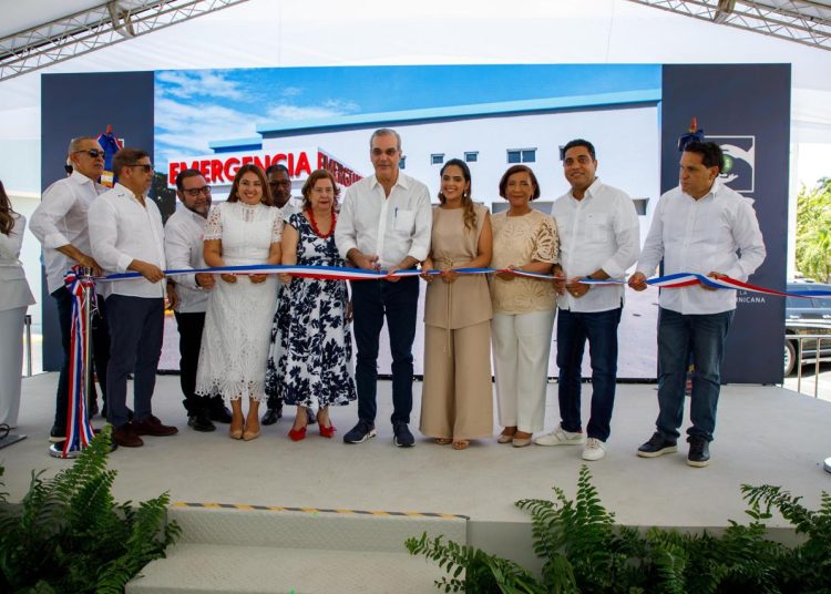 Abinader inaugura ampliación del área de internamiento del hospital Morillo King en La Vega