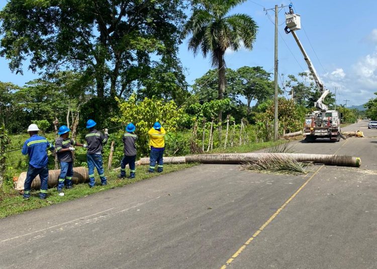 Edeeste restablece servicio eléctrico en Miches tras manifestaciones violentas