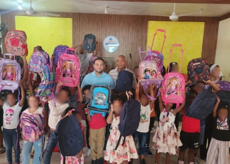 Comunicador Manuel Cruz entrega útiles escolares a niños de escasos recursos