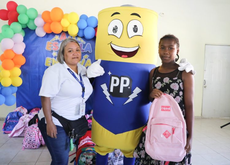 Colaboradores de Edeeste apadrinan niños de escasos recursos con entrega de útiles escolares