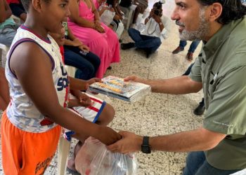 Fundación Rojas Tabar y diputado Juan José Rojas entregan útiles escolares a cambio de plásticos