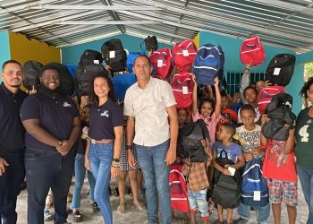 Grupo Empresarial Miguel Moreta entrega útiles escolares en Bonao