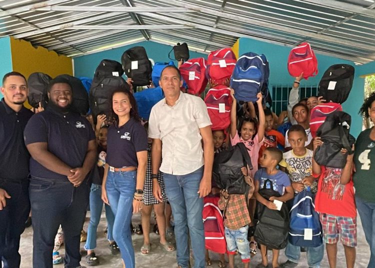 Grupo Empresarial Miguel Moreta entrega útiles escolares en Bonao