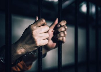 Diez años de prisión para dos agentes policiales por robo agravado