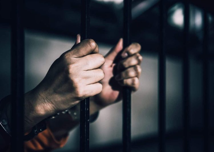 Diez años de prisión para dos agentes policiales por robo agravado