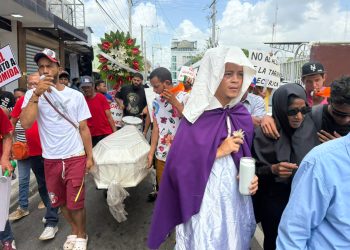 Velatorio simbólico contra Edenorte reprimido con golpes, bombas lacrimógenas y abuso policial