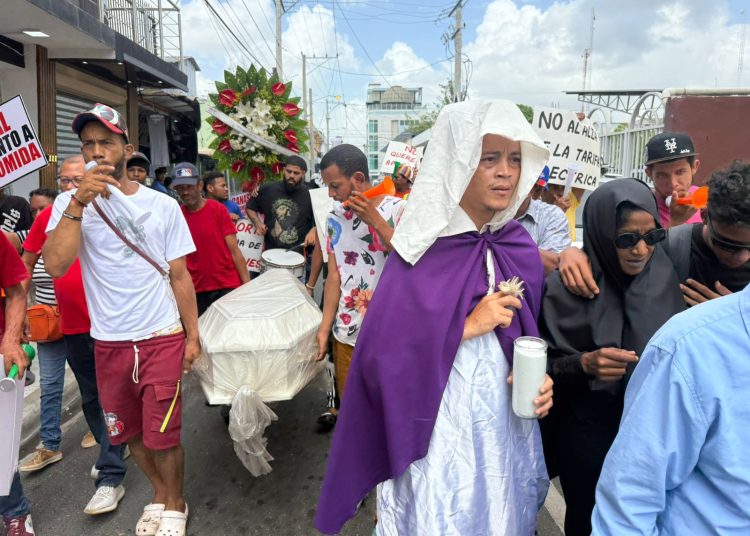 Velatorio simbólico contra Edenorte reprimido con golpes, bombas lacrimógenas y abuso policial