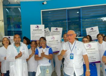 Enfermeras paralizan por 24 horas servicios en hospitales de Santiago en reclamo de reivindicaciones