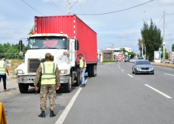 INTRANT llama a transportistas de carga a circular por el carril derecho en autopistas y carreteras