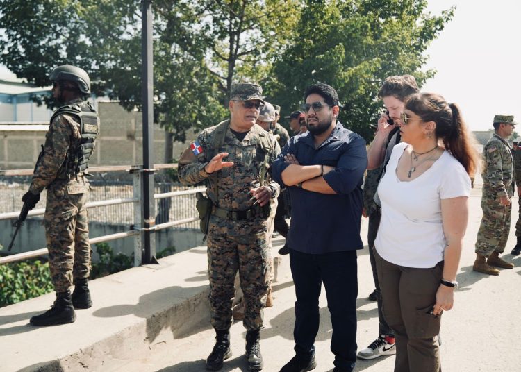 Autoridades dominicanas y estadounidenses recorren frontera domínico-haitiana