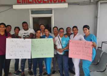 Enfermeras y personal del Seguro Social en Salcedo se declaran en huelga