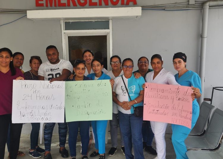 Enfermeras y personal del Seguro Social en Salcedo se declaran en huelga