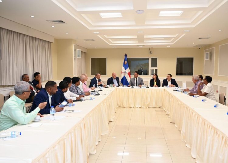 Senadores se reúnen con empleadores y trabajadores para tratar reforma del Código de Trabajo