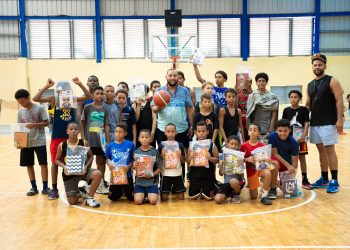 Fray Castro realiza jornada de entrega de kits escolares en el municipio de Nagua