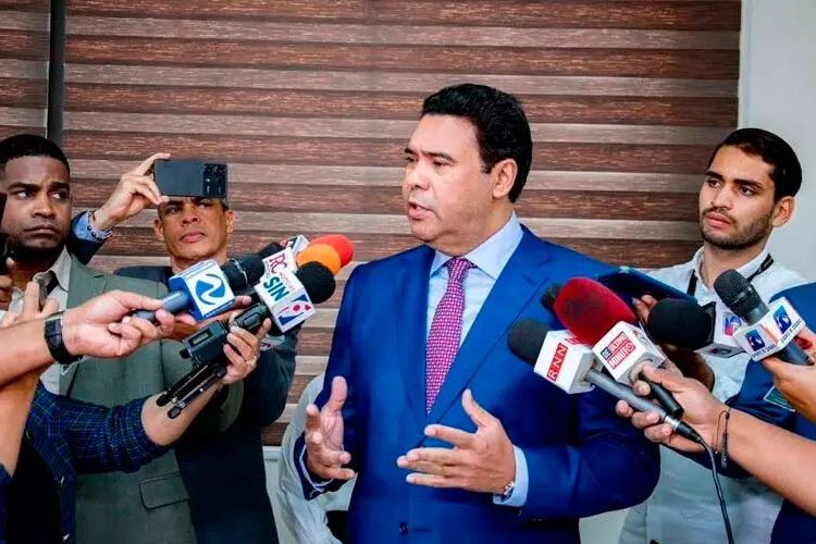 Senadores recibirán hoy a sindicatos y empresarios para definir reforma laboral