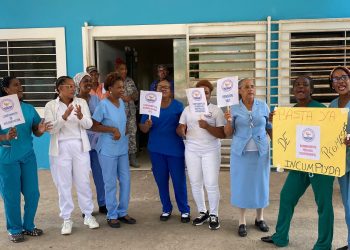 Enfermeras del Hospital Santo Cristo de los Milagros en Bayaguana realizan protesta