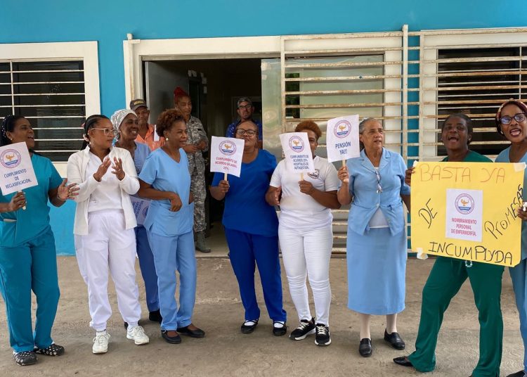 Enfermeras del Hospital Santo Cristo de los Milagros en Bayaguana realizan protesta