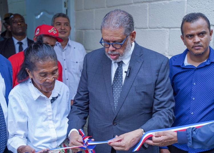 Modesto Guzmán entrega vivienda reconstruida y amueblada a señora en Boca Chica