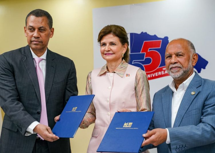 ADP e INDOTEL firman acuerdo para impulsar formación digital en el magisterio