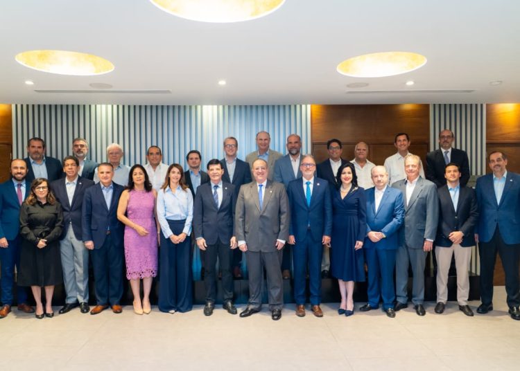 Ministro de Hacienda y Economía se reúne  con el sector industrial