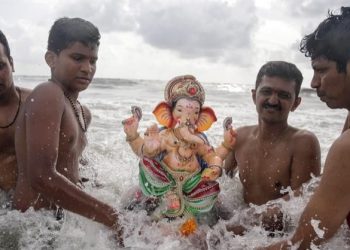 Miles de devotos hindúes celebran el festival Ganesh Chathurthi