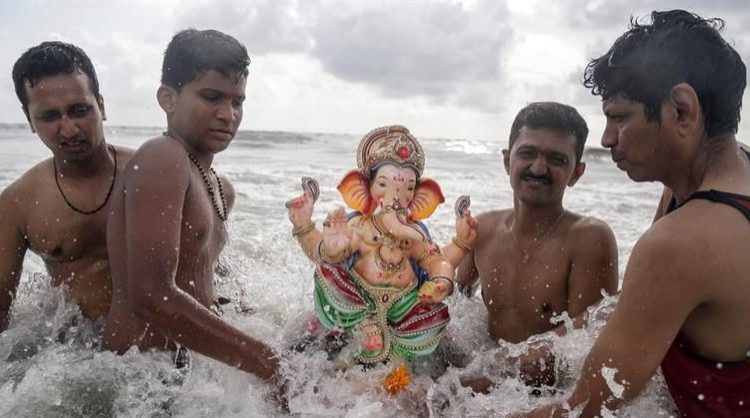Miles de devotos hindúes celebran el festival Ganesh Chathurthi