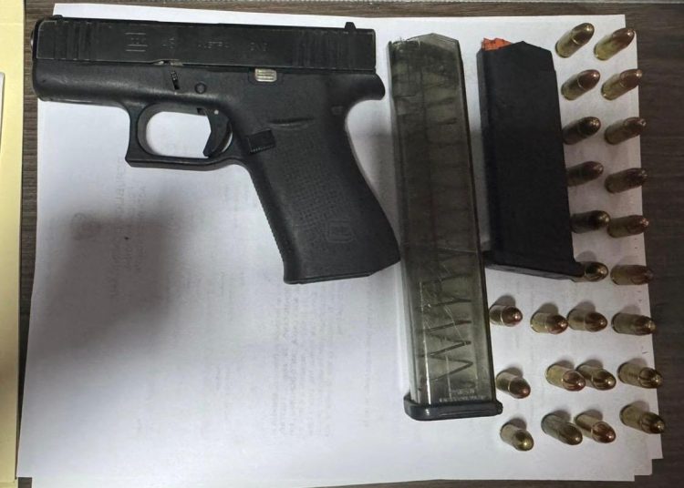 PN apresó a cinco personas en el DN y ocupó un arma de fuego en operativo